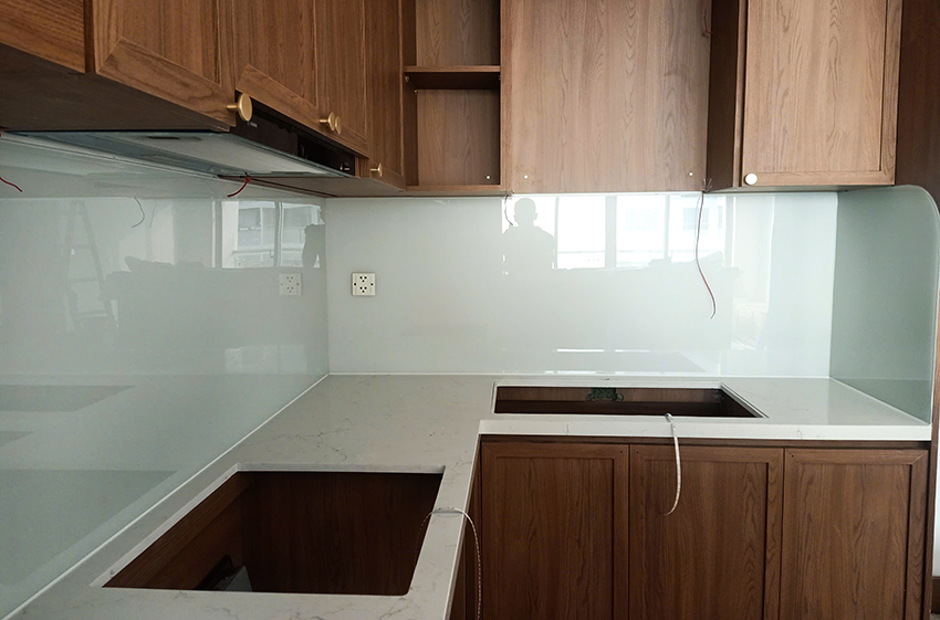 ốp bếp màu trắng sữa cường lực đẹp 2025