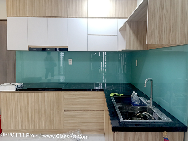 ốp bếp màu xanh ngọc cường lực đẹp 2025