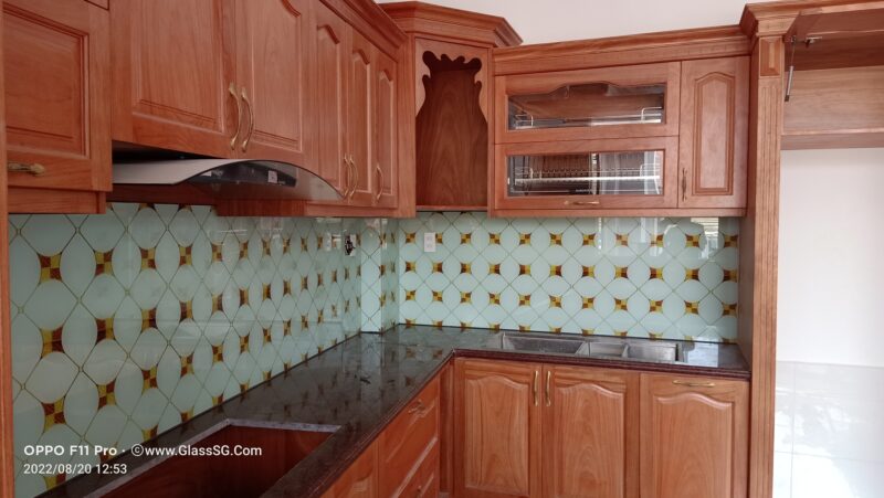 Kính ốp bếp hoa văn 3D phong cách cổ điển, in UV sắc nét